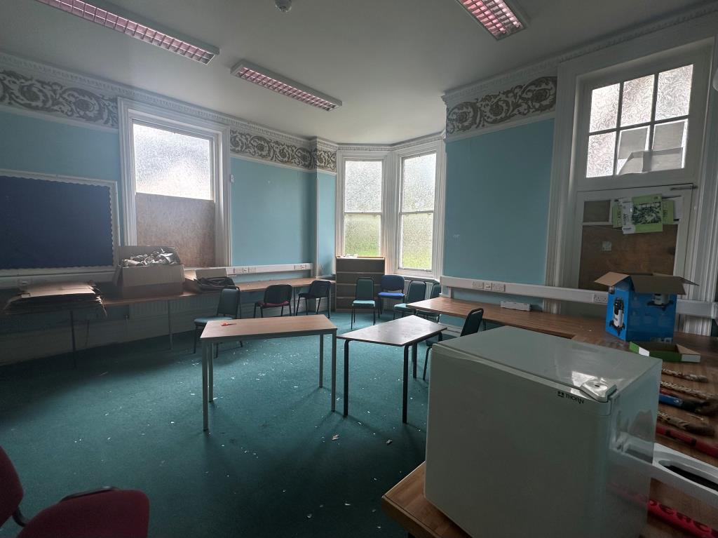 Lot: 172 - ATTRACTIVE BUILDING ON GOOD SIZE PLOT WITH PARKING OFFERING POTENTIAL - Room on ground floor
